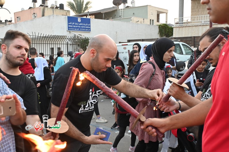 كفرقاسم- فيديو: مسيرة المشاعل السنوية - صمت اللسان فعزفت الاذن  فنطق القلب وذرفت العين - وعادل عامر  لهذه المسيرة قدسية خاصة ... وادعو الجميع للمشاركة غدا في احياء الذكرى ال65